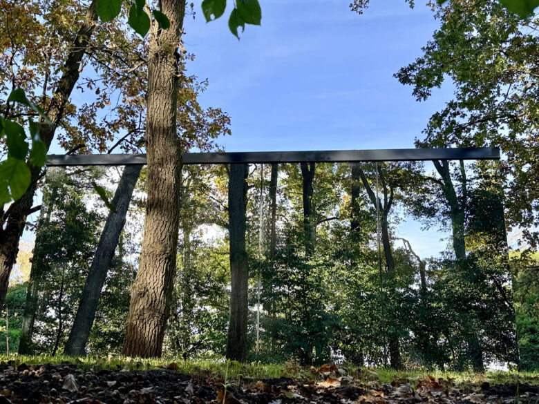 Verspiegelte Fassade des Spiegelhauses, die den Wald reflektiert, tiny house in Brandenburg