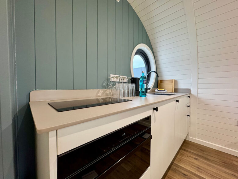 Voll ausgestattete Küche der PodLodge mit Kochfeld und Spüle, tiny house mieten in Oranienburg