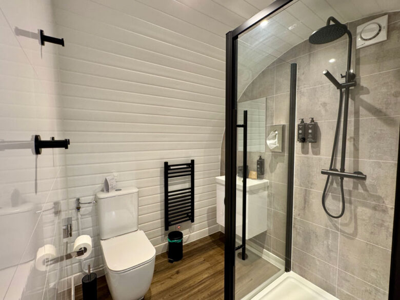 Duschbad der PodLodge mit Glasdusche und WC, tiny house mit Whirlpool zubuchbar