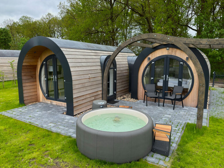 DuoLodge Tiny House mit aufgebautem Whirlpool auf der Terrasse im Naturresort Caravanserei