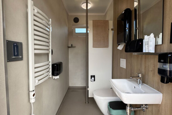 Modernes Sanitärbad mit Waschbecken, Dusche und Handtuchheizung am Wohnmobilstellplatz in Oranienburg