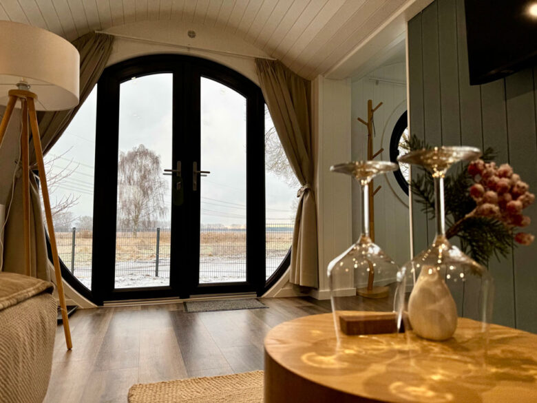 Bodentiefe Terrassentür der PodLodge mit Blick über die Felder, ferienhaus nahe Berlin