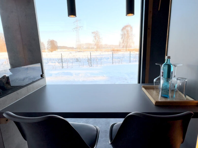 Essplatz mit Blick in die winterliche Landschaft im PureCube, tiny house nahe Berlin