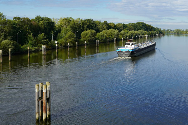 Frachtschiff fährt auf dem Oder-Havel-Kanal, ein Ausflugsziel im Oberhavel