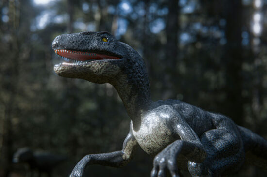 Lebensgroße Dinosaurierfigur im Wald, ein spannendes Ausflugsziel für Familien