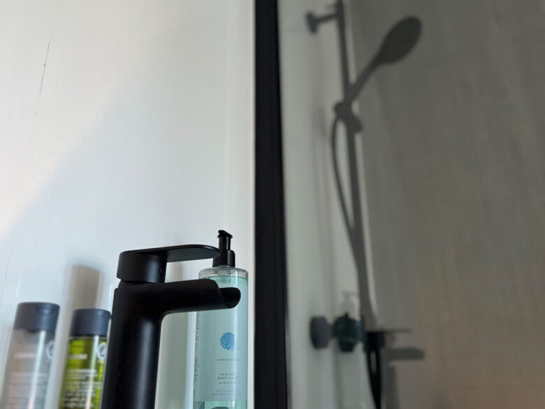 Dusche mit Pflegeprodukten in der DuoLodge, übernachten mit Hotelkomfort im Tiny House