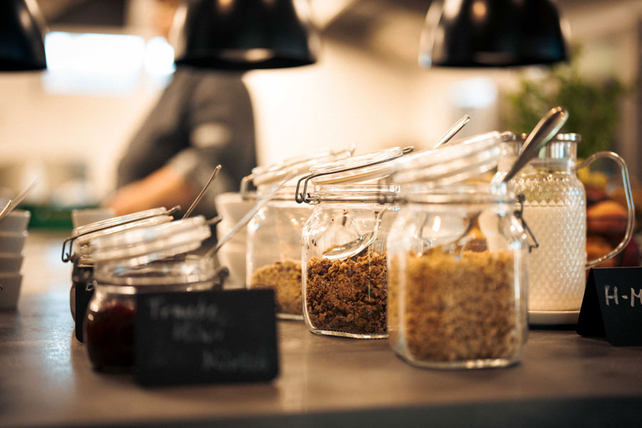Frühstücksbuffet mit hausgemachtem Granola in Einmachgläsern in Oranienburg