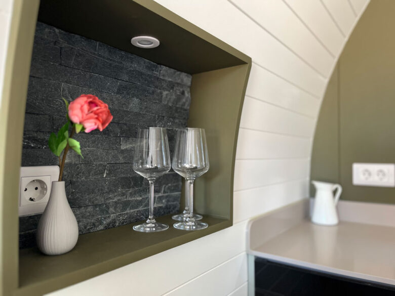 Wandnische mit Weingläsern und Rose in der DuoLodge, tiny house mieten in Oranienburg