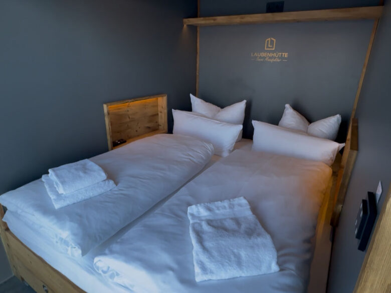 Doppelbett im PureCube Tiny House der Caravanserei, übernachten mit Hotelkomfort