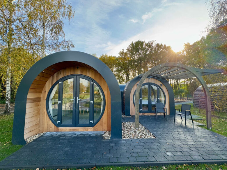 DuoLodge Tiny House mit Pergola und Terrasse im Abendlicht, ferienhaus nahe Berlin