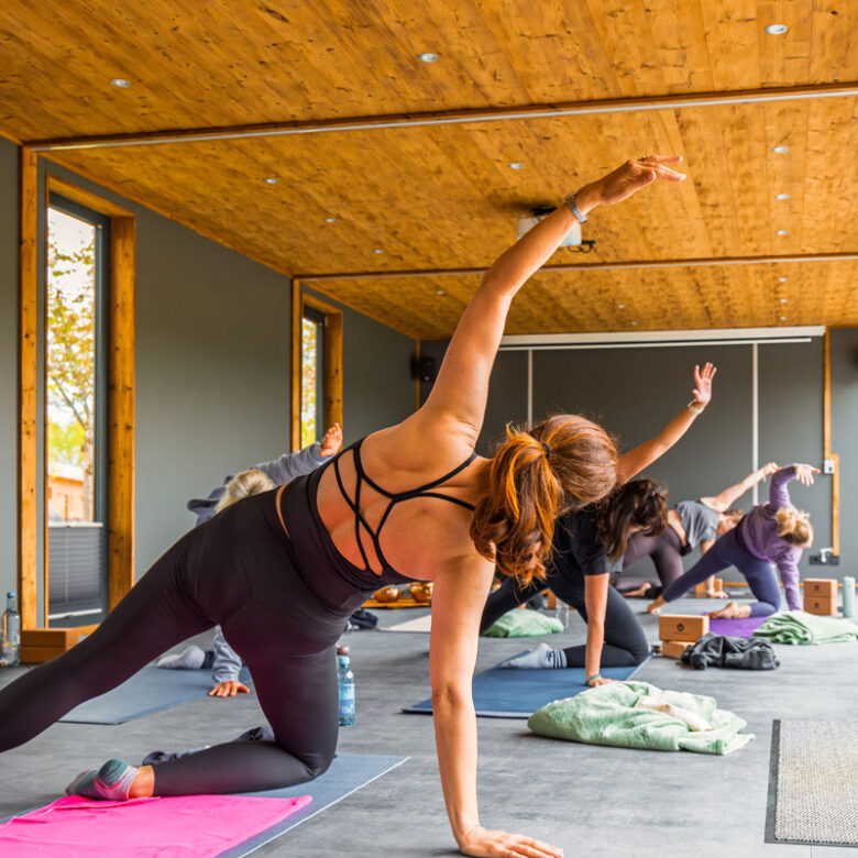 Yogakurs im lichtdurchfluteten Holzstudio, eines der Retreats im Naturresort Oberhavel