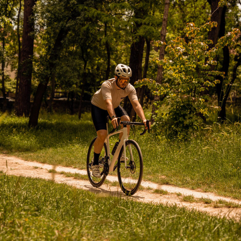 Rennradfahrer auf einem Waldweg, sportliche Events und Touren rund um die CARAVANSEREI