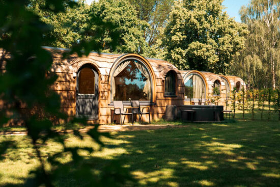 Runde Iglu-Häuser mit Gartenwhirlpool im Grünen des Naturresorts bei Oranienburg