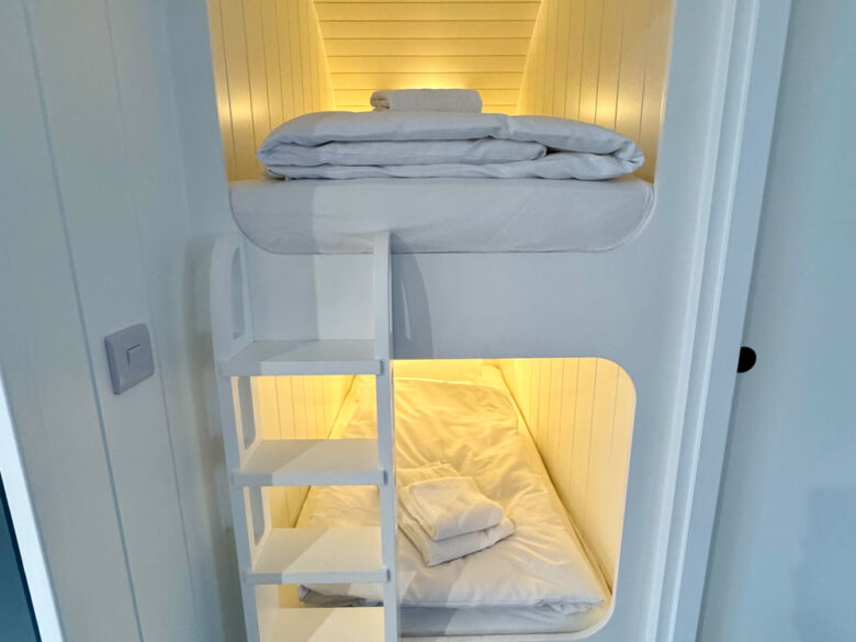 Zwei Etagenbetten der PodLodge bieten viel Schlafplatz, tiny house für Familien